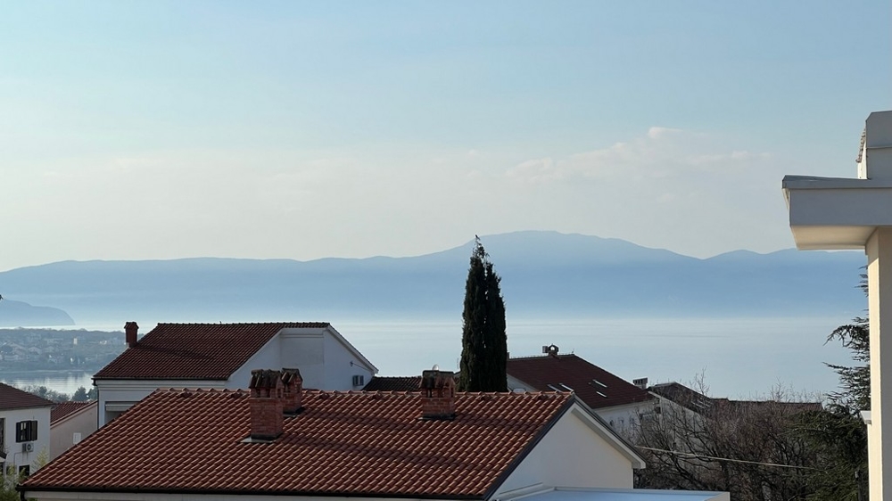 Panoramautsikt över kusten understryker fastighetens privilegierade läge på ön Krk.