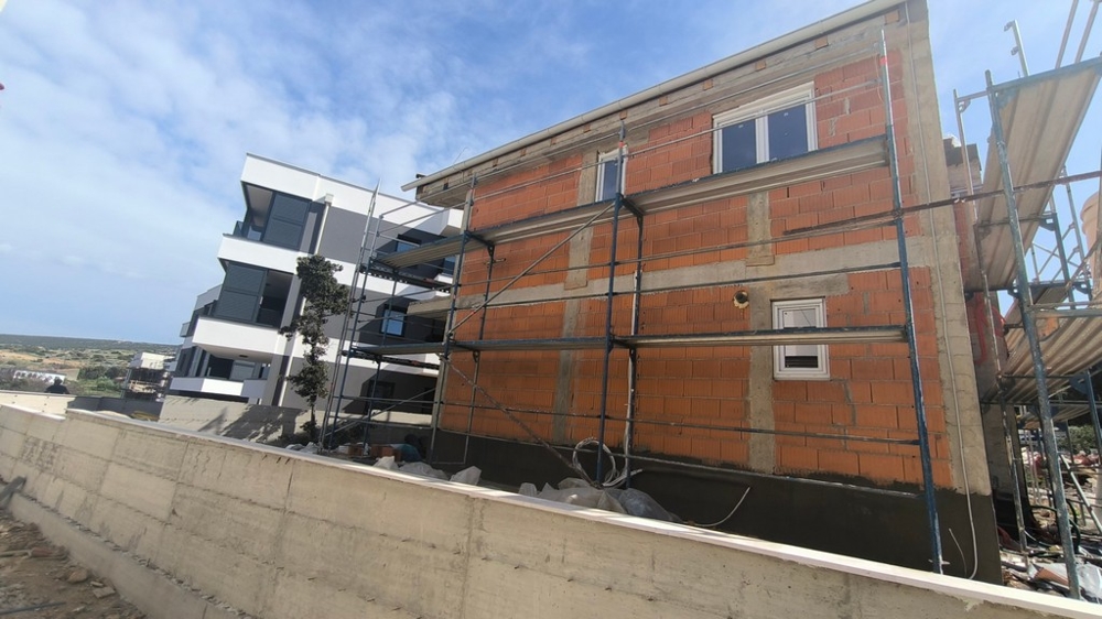 Byggande av en fastighet i Kroatien, moderna etagelägenheter i utvecklingsfas