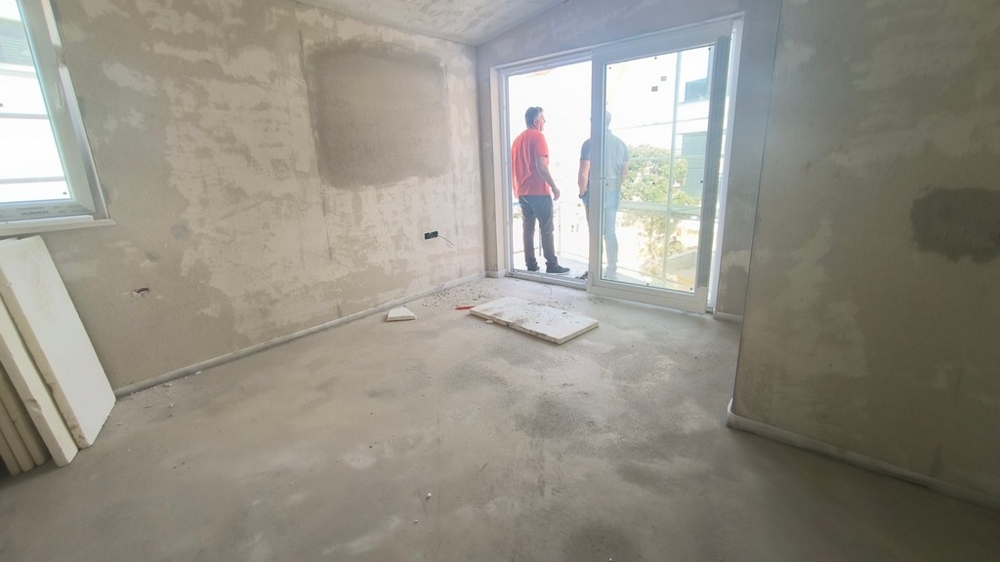 Interiör av en skalbyggnad, framtida vardagsrum i en lägenhet, fastigheter Kroatien