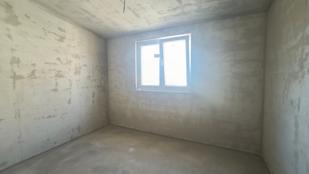 Tomt rum med fönster i en lägenhet under konstruktion, fastighet i Kroatien