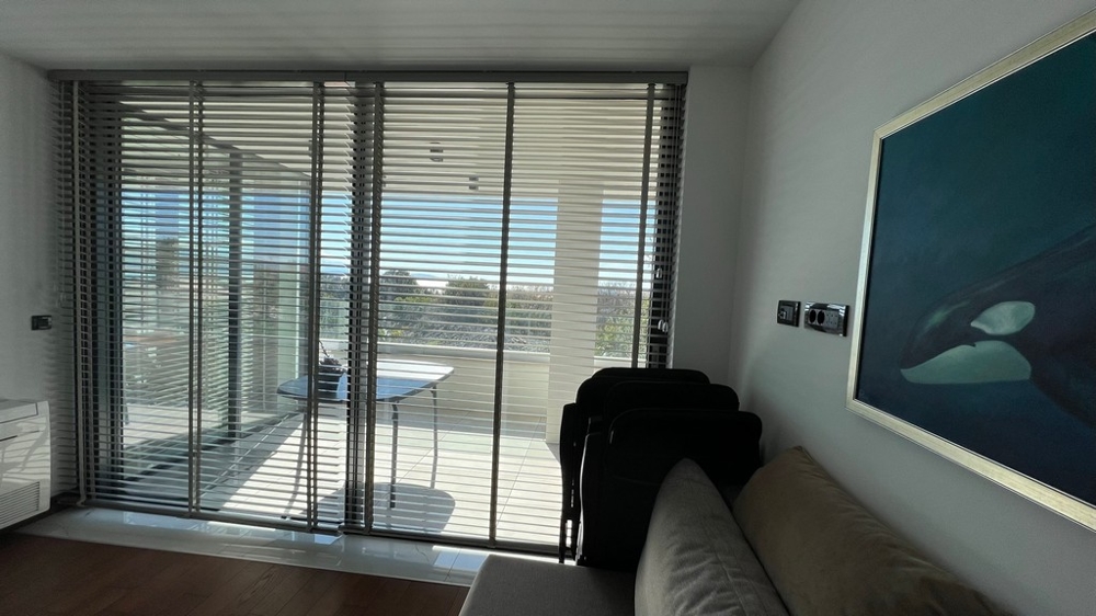 Fastigheter Kroatien, staden Krk, ön Krk Lägenhet till salu - vardagsrum med altandörrar