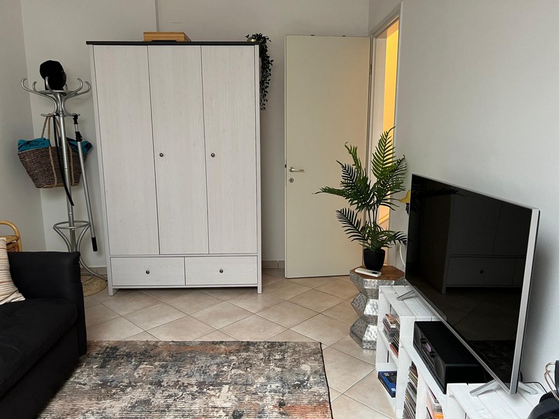 Intern trappa leder till övervåningen.