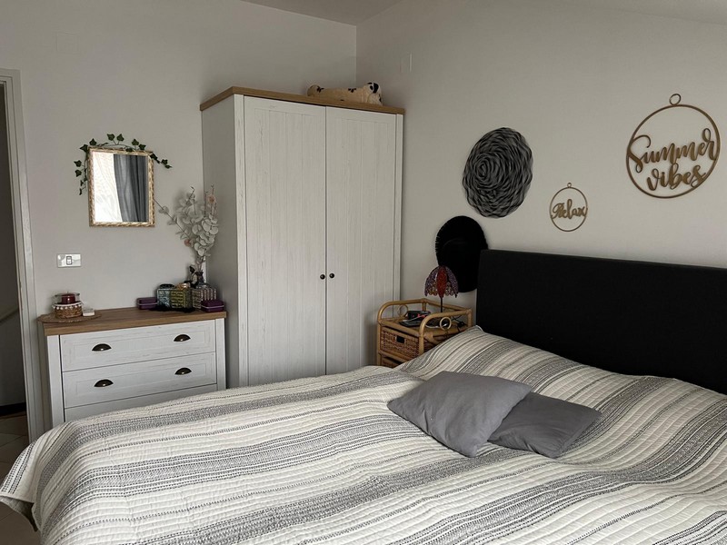 En golfbana ligger bredvid denna lägenhet.