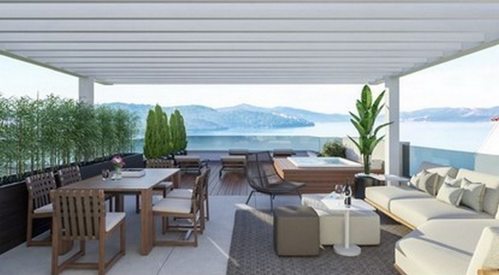 Modern arkitektur av en ny lägenhet med havsutsikt i Okrug Gornji, omgiven av frodigt landskap