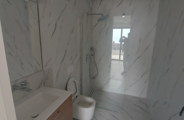 Badrum av fastighet A3291, som erbjuds till salu i Kroatien.