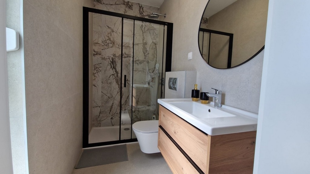 Badrum i en lägenhet i Novalja, ön Pag, med modern inredning och marmordusch, Kroatien fastigheter