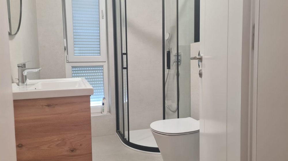 Andra badrummet i en lägenhet i Novalja, Pag Island, med duschkabin och modern design, Kroatien fastigheter