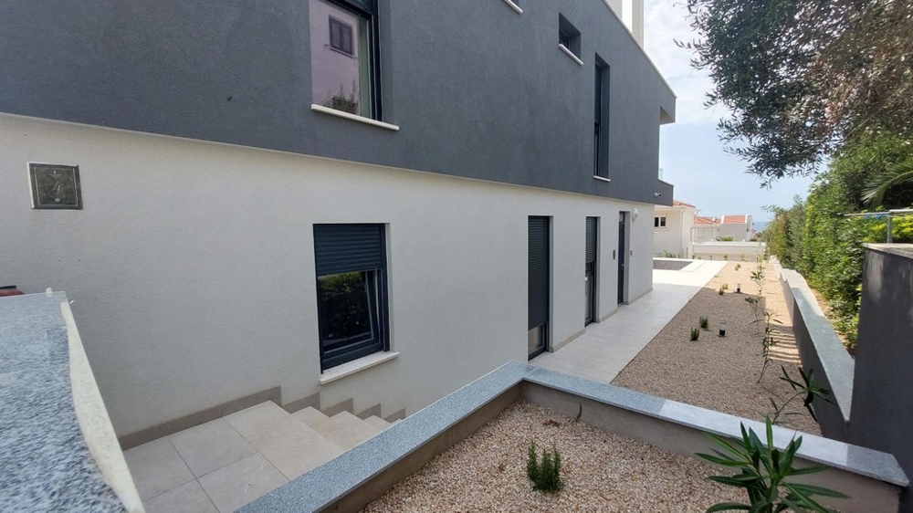 Utomhusområde - Trappor leder till trädgården och poolen