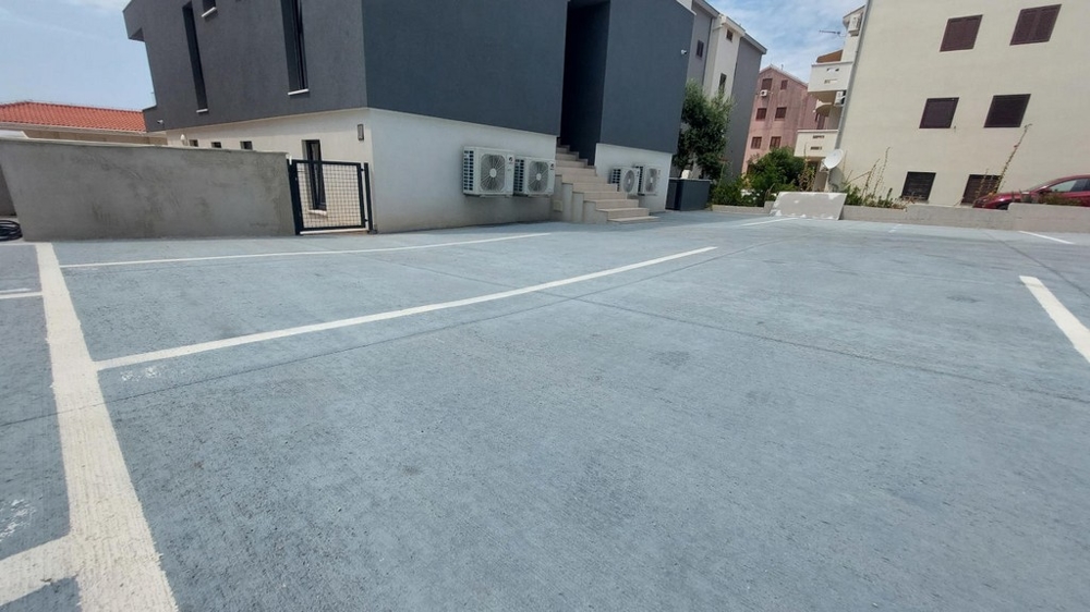 Parkeringsplats utanför fastighet A3294.