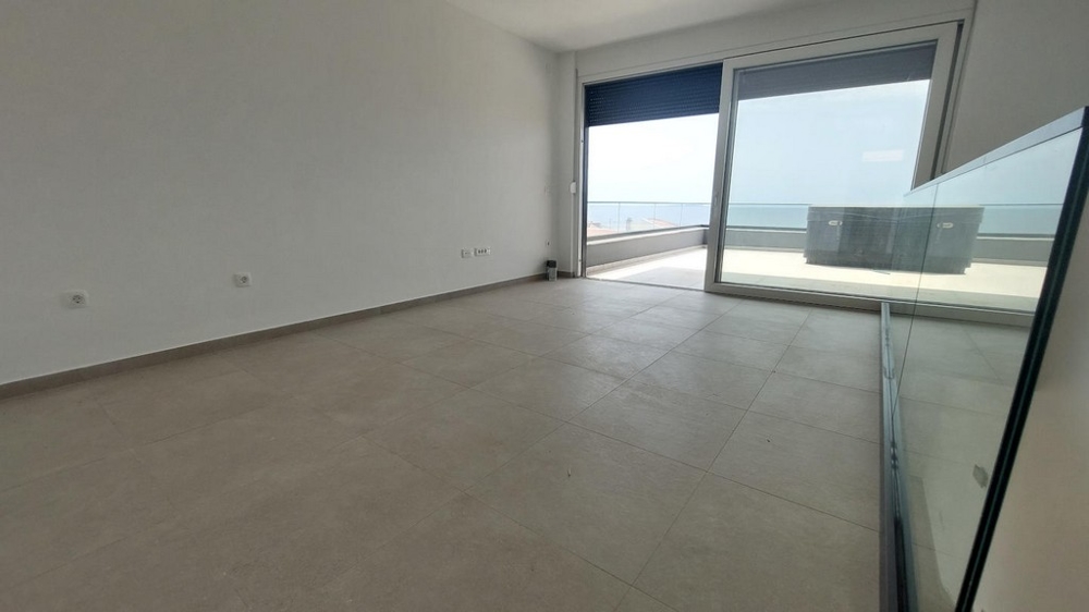 Modernt badrum med stor dusch, handfat och toalett, ljust kaklat