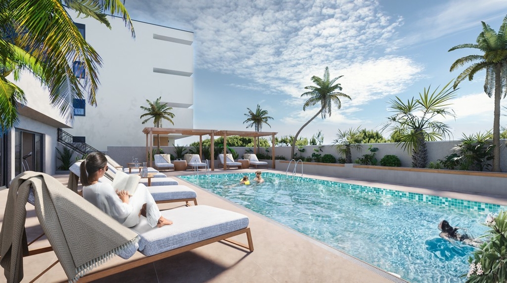 Fastigheter i Kroatien, Makarska, lägenhet med havsutsikt: Kvinna som läser en bok på en solstol vid poolen, omgiven av palmer och tittar på havet
