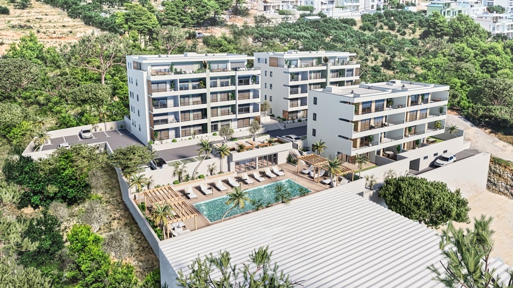 Fastigheter i Kroatien, Makarska, lägenhet med havsutsikt: Flygfoto över ett modernt bostadskomplex med pool och omgivet av träd