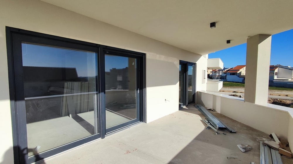 Oavslutat rum med två stora fönster med havsutsikt