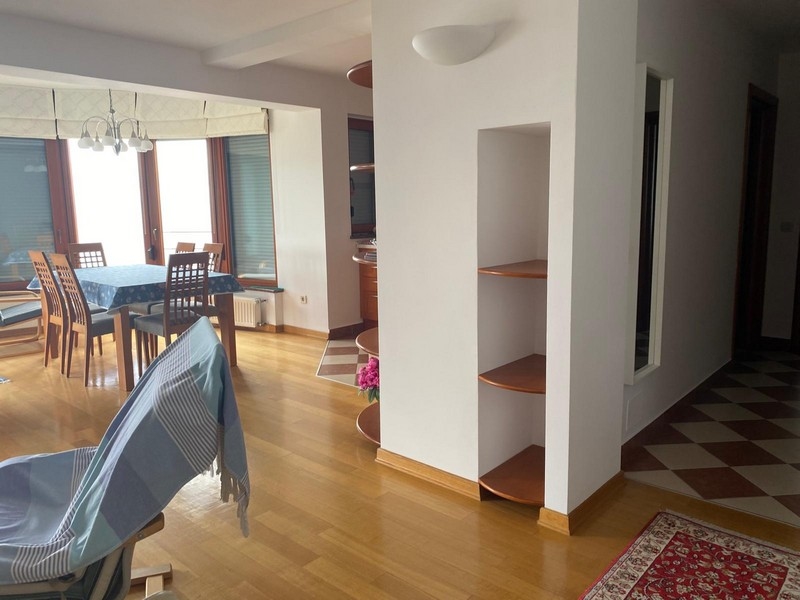 Väl upplyst hall som leder till olika rum i lägenheten i Kroatien.