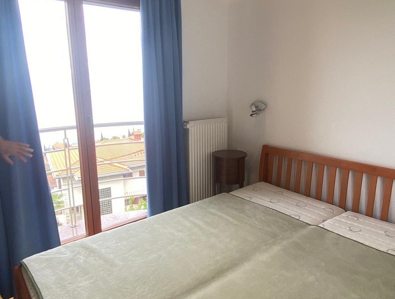 Väl upplyst hall som leder till olika rum i lägenheten i Kroatien.