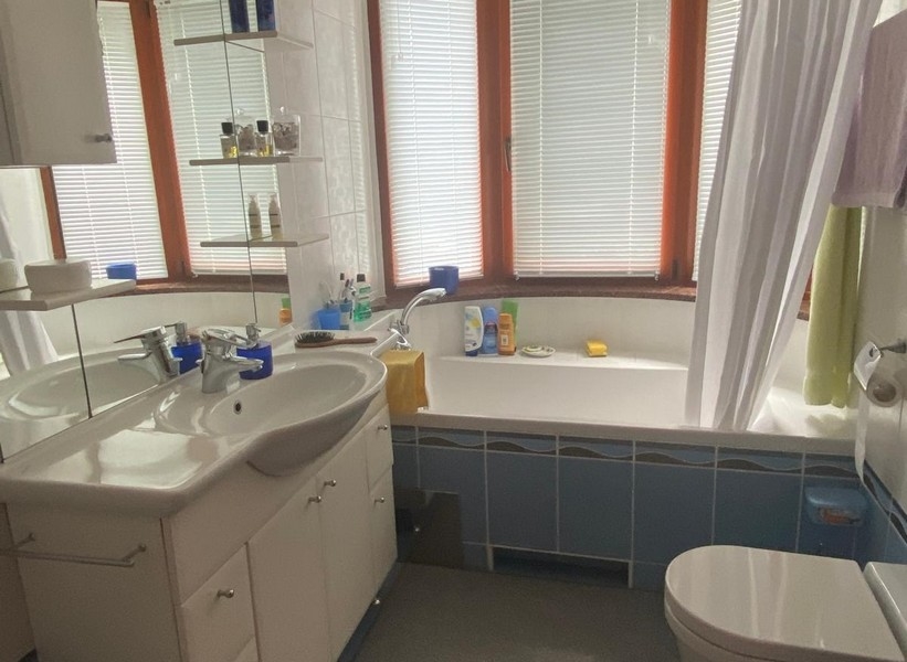 Modernt badrum med badkar och naturligt ljus i lägenheten i Kroatien.