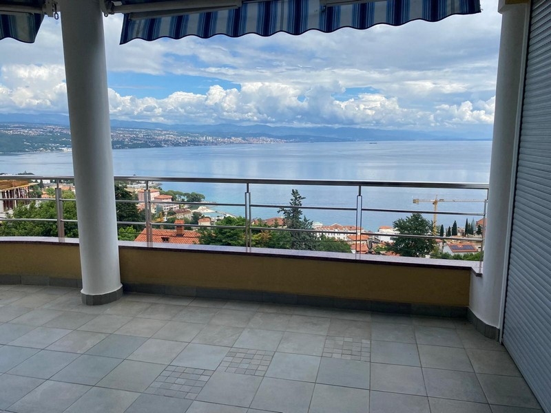Terrass med panoramautsikt över havet i ett vackert Kroatiens fastighetsläge i Opatija.