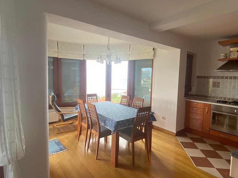 Öppet vardagsrum med tillgång till terrassen i Kroatiens egendom, Opatija.