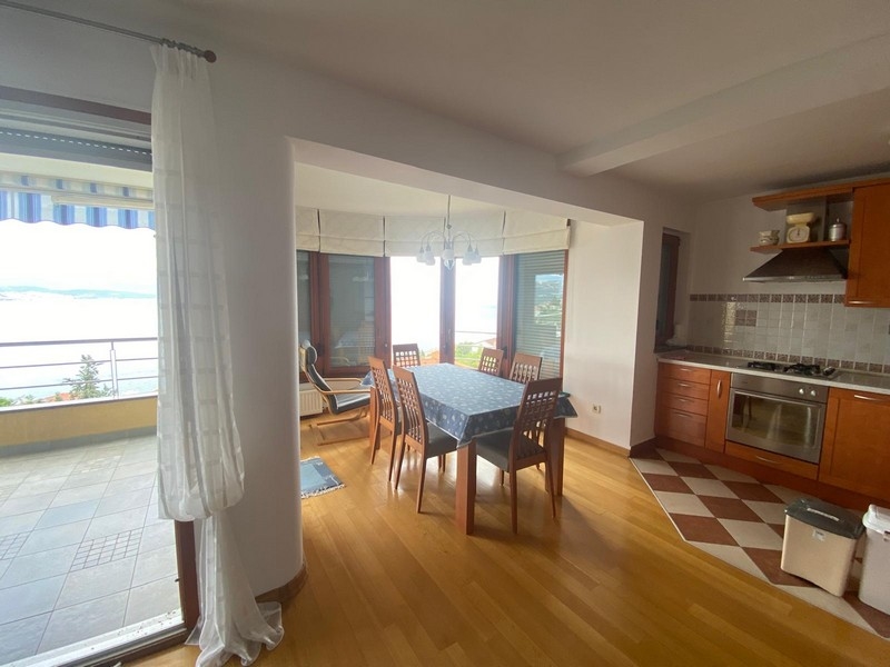 Ljust kök och matplats med havsutsikt i fastigheten i Kroatien.