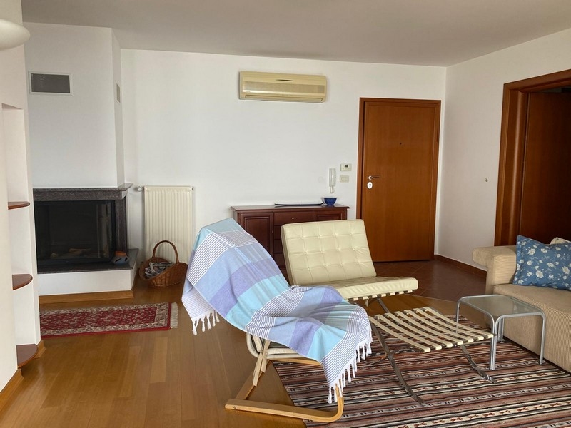 Rymligt vardagsrum med bekväma möbler i fastigheten Kroatien, Opatija.