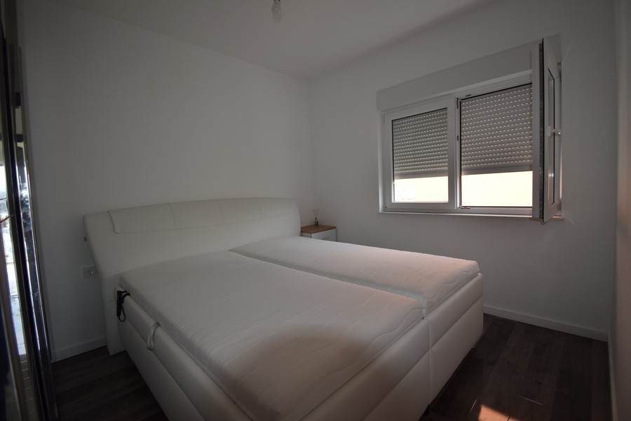 Andra sovrummet med bekväma möbler i en ny lägenhet, Kroatien fastigheter