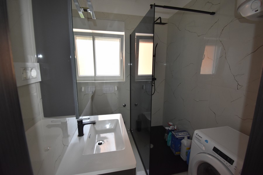 Modern badrumsdesign med alla bekvämligheter som finns i fastigheter Kroatien