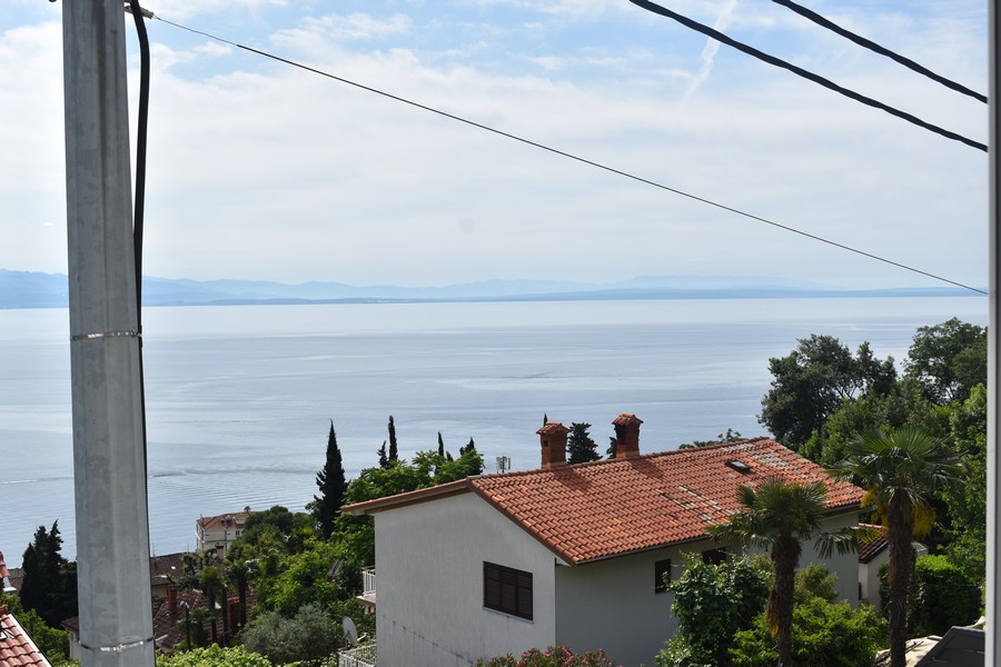 Balkongvyn visar havet och omgivningarna, och framhäver fastigheter Kroatien