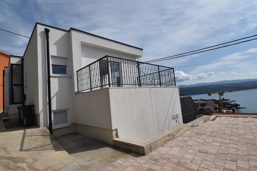 Modern lägenhet med hisnande havsutsikt, belägen i ett eftertraktat läge nära centrum av Opatija, Kroatien Fastigheter