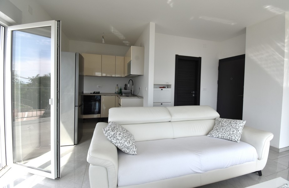 Öppen planlösning kök och vardagsrum med utsikt över Adriatiska havet, Kroatien fastigheter