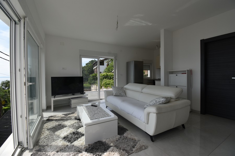 Ljust vardagsrum med stora fönster och havsutsikt, Kroatien fastigheter