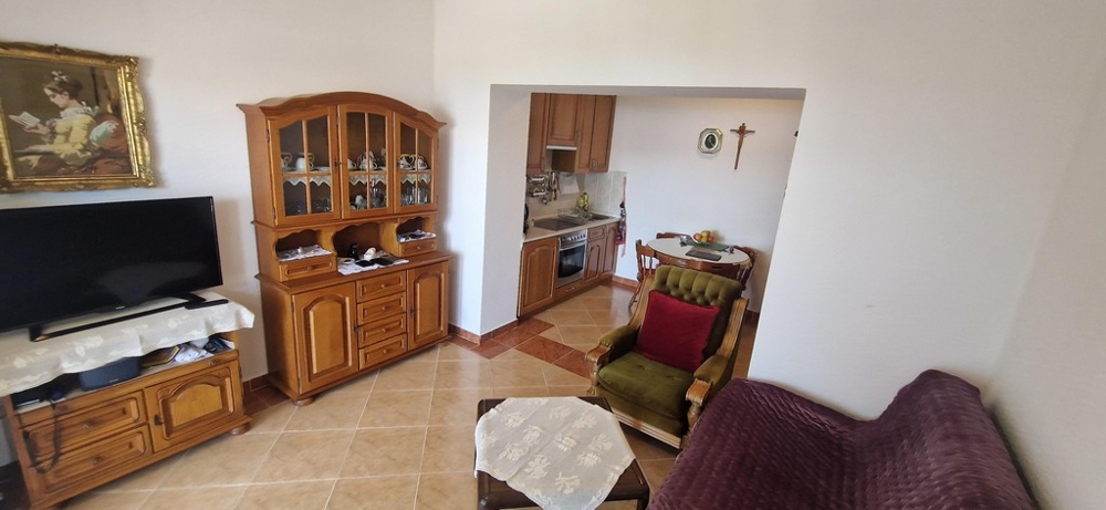 Lägenheter med havsutsikt i Kroatien - vardagsrum med tillgång till balkong och havsutsikt