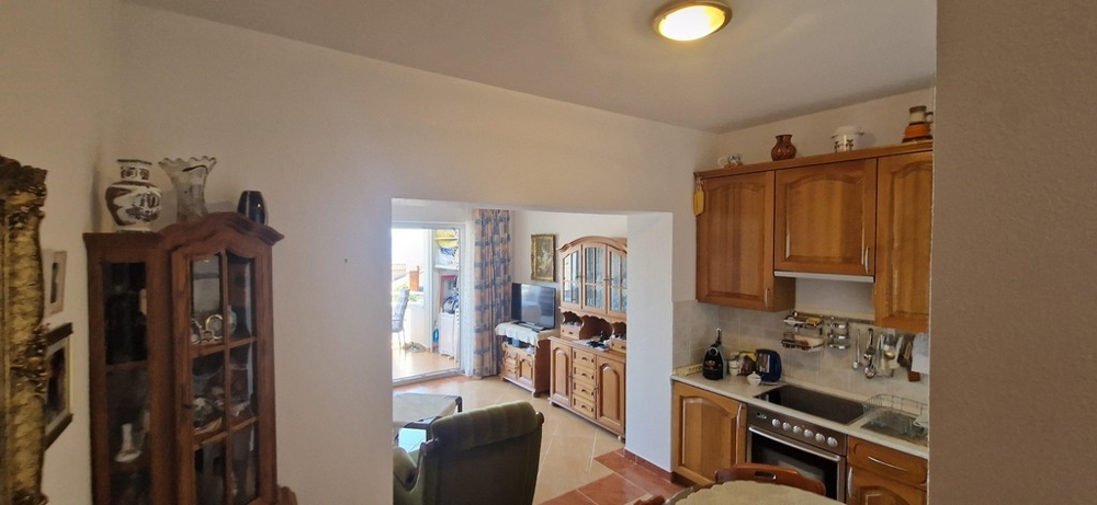 Lägenheter med havsutsikt i Kroatien - Vardagsrum med TV och rustika möbler