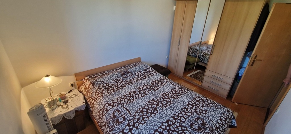 Litet rum med soffa och hylla