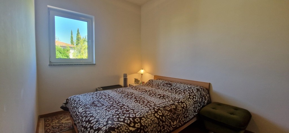 Köp lägenheter med havsutsikt i Kroatien - sovrum med dubbelsäng och fönster