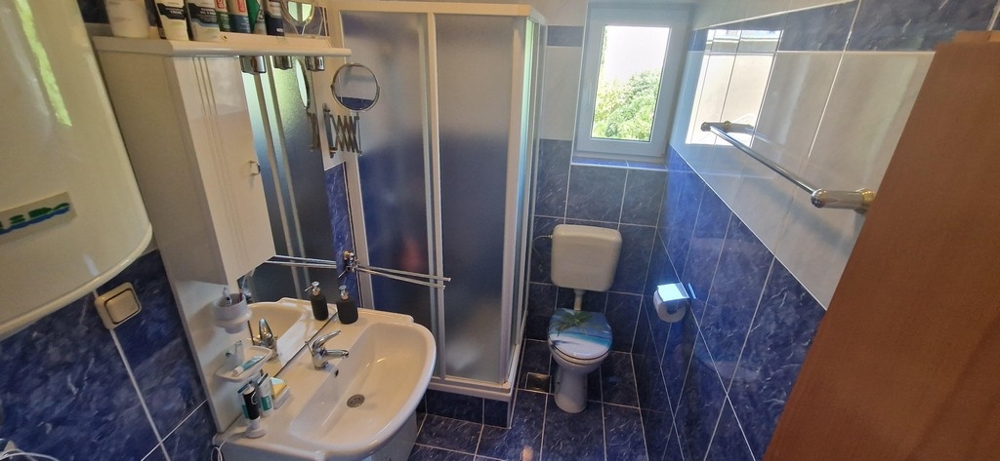 Badrum med dusch och modernt kakel