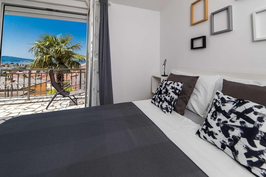 Fastigheter Kroatien, lägenhet med havsutsikt - sovrum med balkong