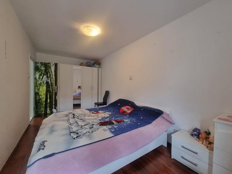 Sovrum med stor säng och enkel inredning