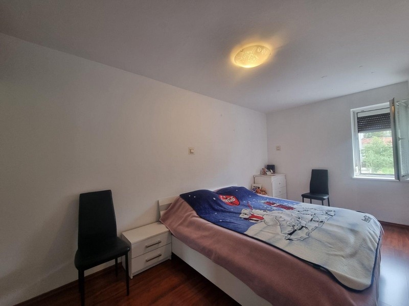 Sovrum med stor säng och utsikt från fönstret