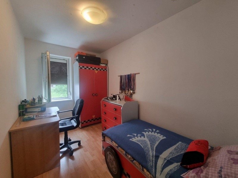 Barnrum med skrivbord och röd garderob