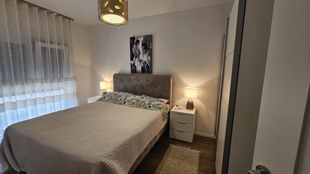 Det andra sovrummet med inbyggd garderob.