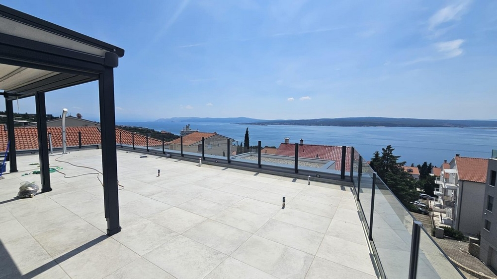 Takterrass på fastighet A3315, utbjuden till salu i Kroatien.