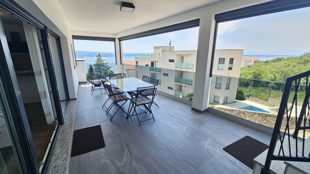 Loggia på nedre våningen i lägenhet A3315, som bjuds ut till försäljning i Crikvenica (Distrikt Dramalj).
