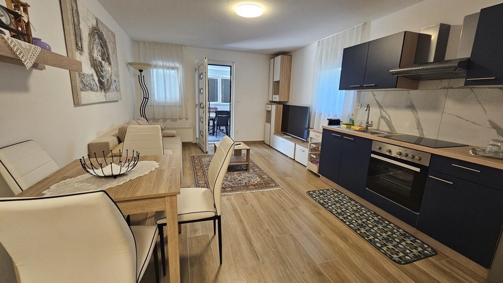 Utsikt över lägenhetens nedre lägenhet.