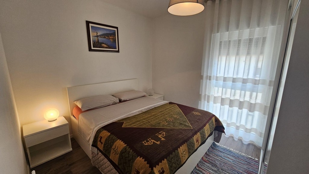 Det första sovrummet med en bekväm dubbelsäng.