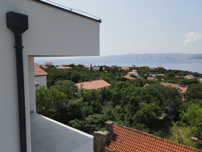 Parkeringsplatser och entré till de nya lägenheterna i Kroatien