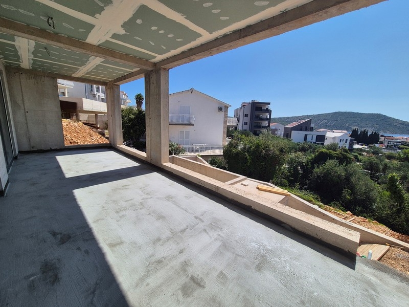 Sittgrupp inomhus med havsutsikt i modern lägenhet i Primošten