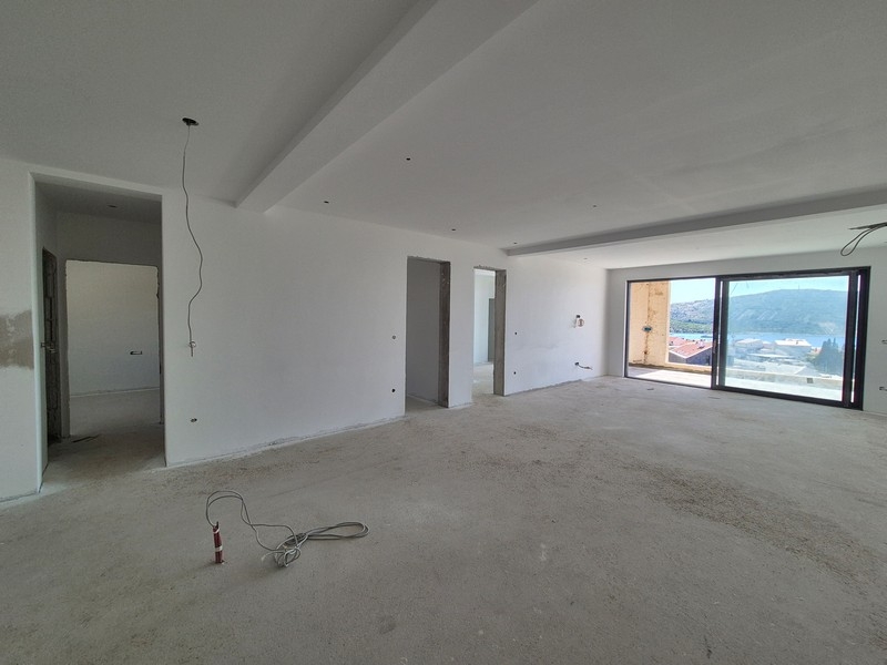 Vardagsrum med havsutsikt och jacuzzi i modern lägenhet i Primošten