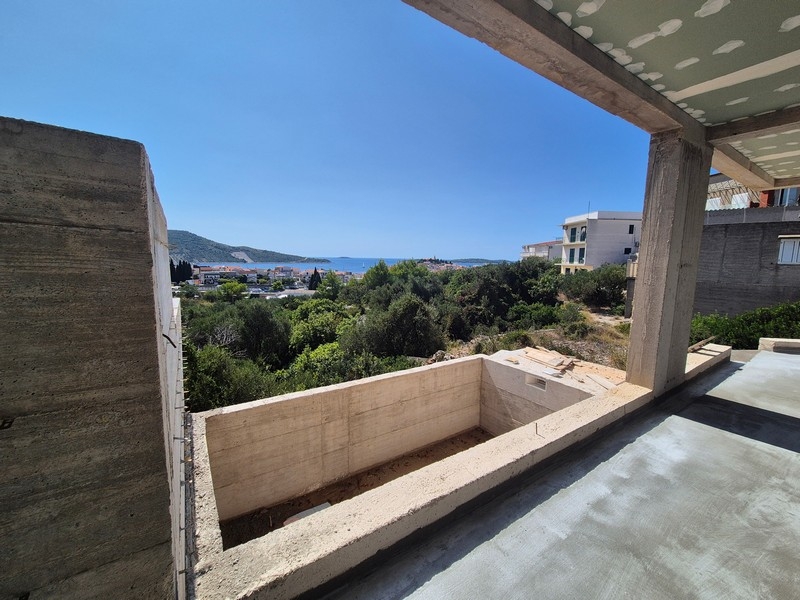 Rymlig terrass med matplats i modern lägenhet i Primošten, Dalmatien, till salu