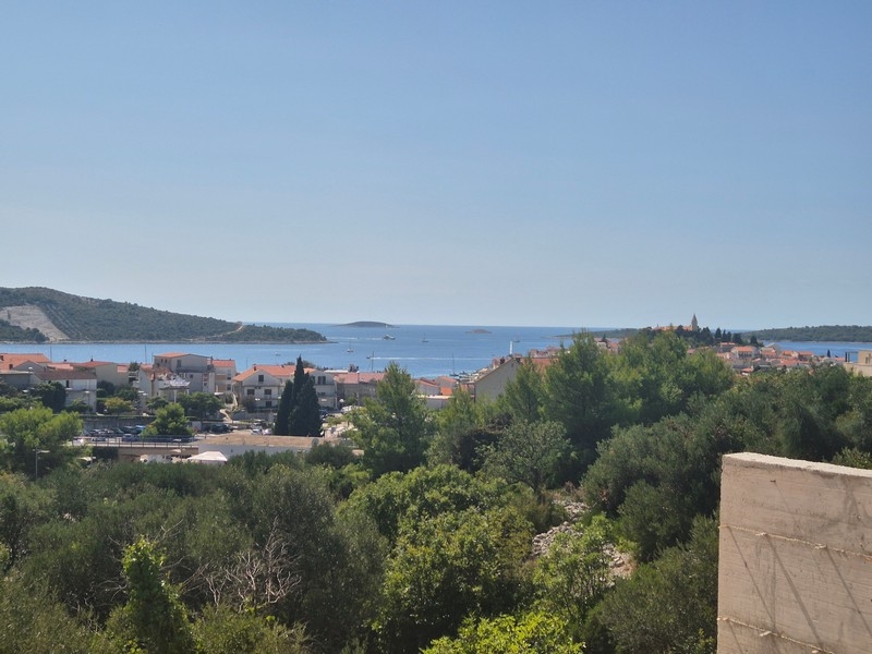 Inomhus matplats med tillgång till terrassen i en modern lägenhet i Primošten, Dalmatien, till salu