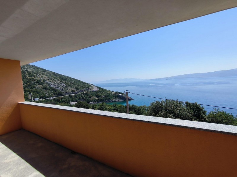 Utsikt från den täckta terrassen över havet och det omgivande området.